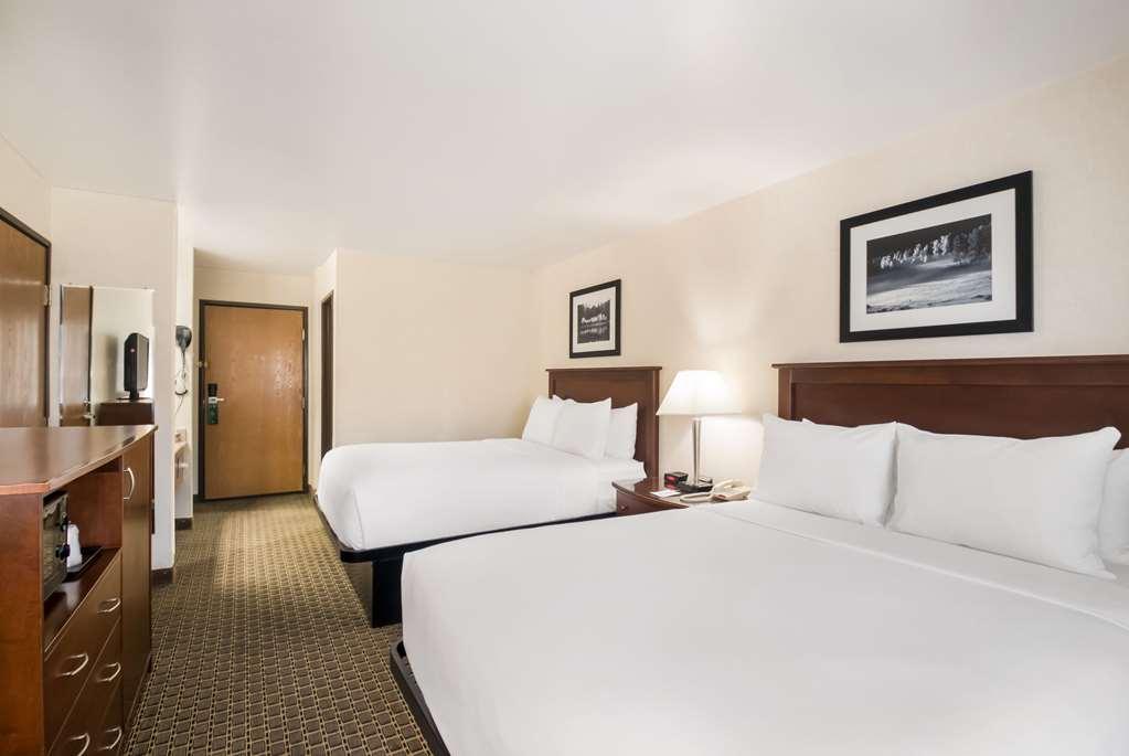 Quality Inn & Suites Steamboat Springs Room photo
